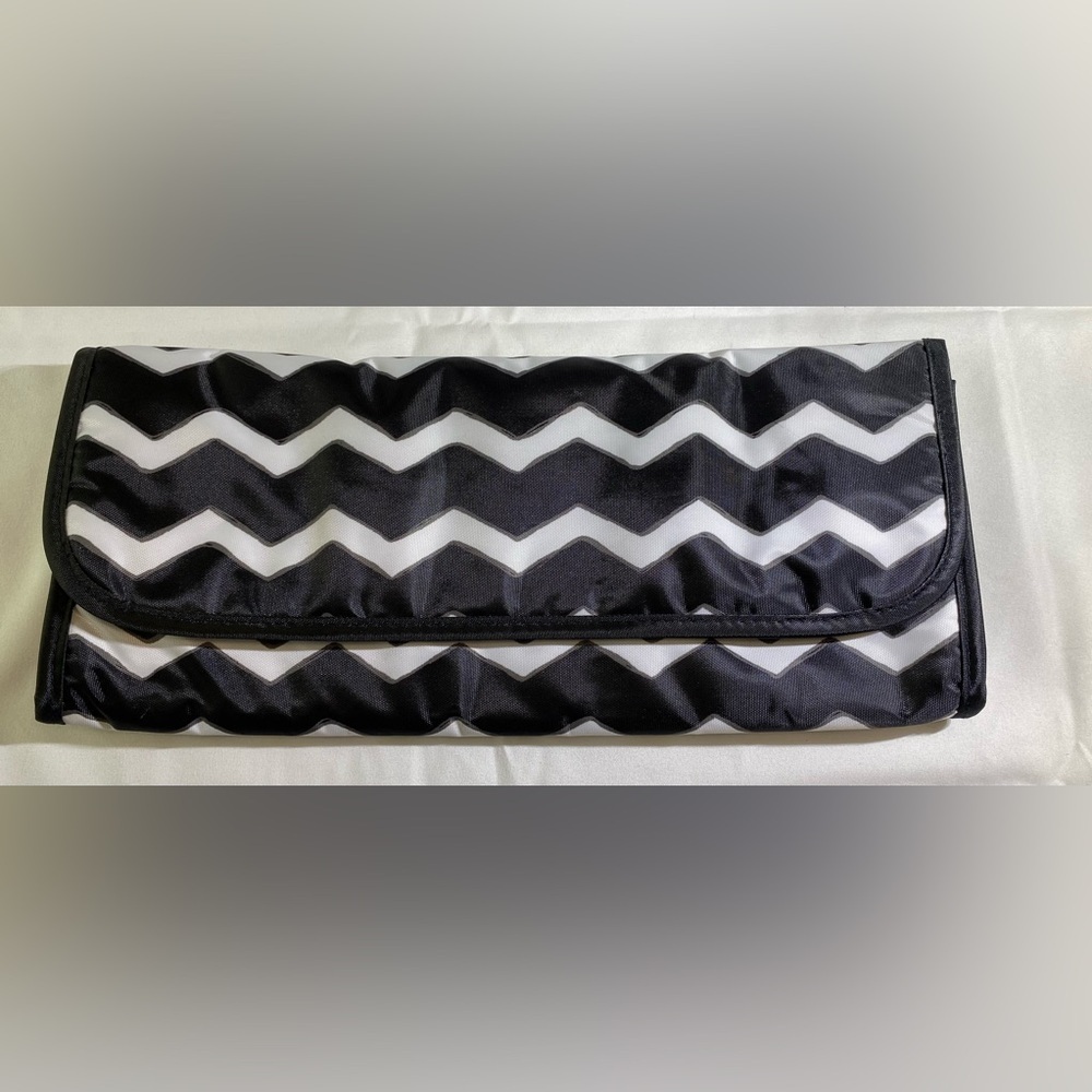 Thirty-One Black and White Chevron Flat Iron Fold Over - Picture 2 of 3